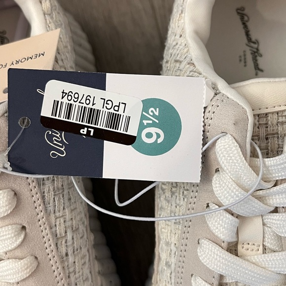 Universal Thread Cream Athletic Shoe NWT - Picture 4 of 6